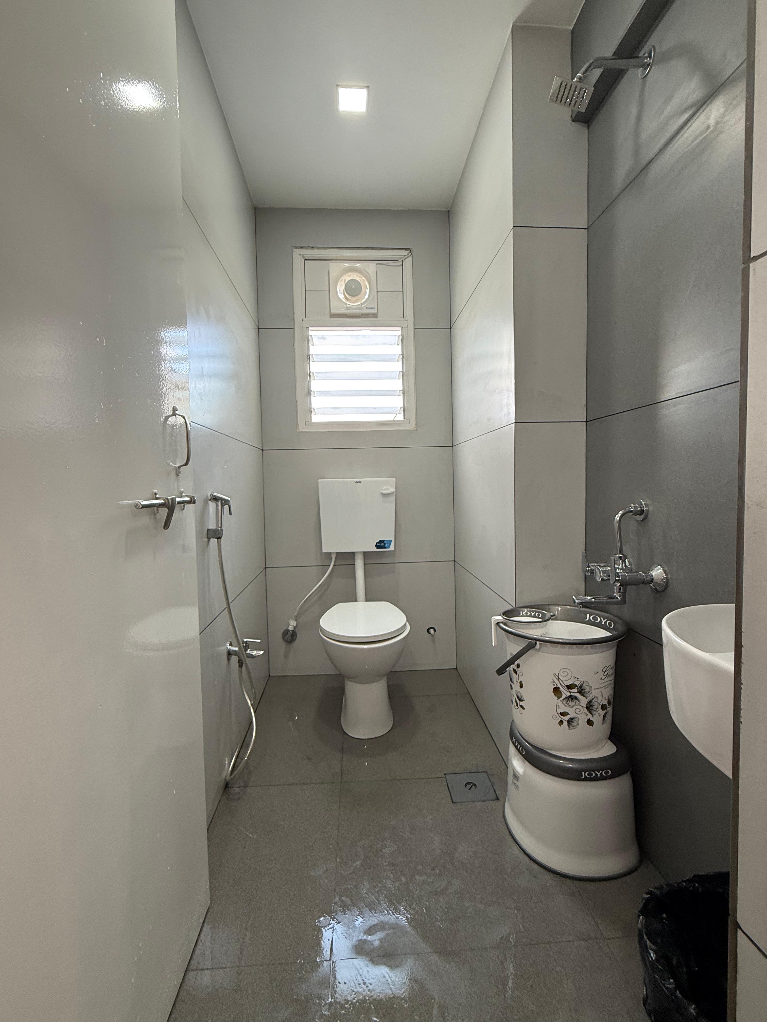 C-Top Single Room-2 - Tap to explore photos