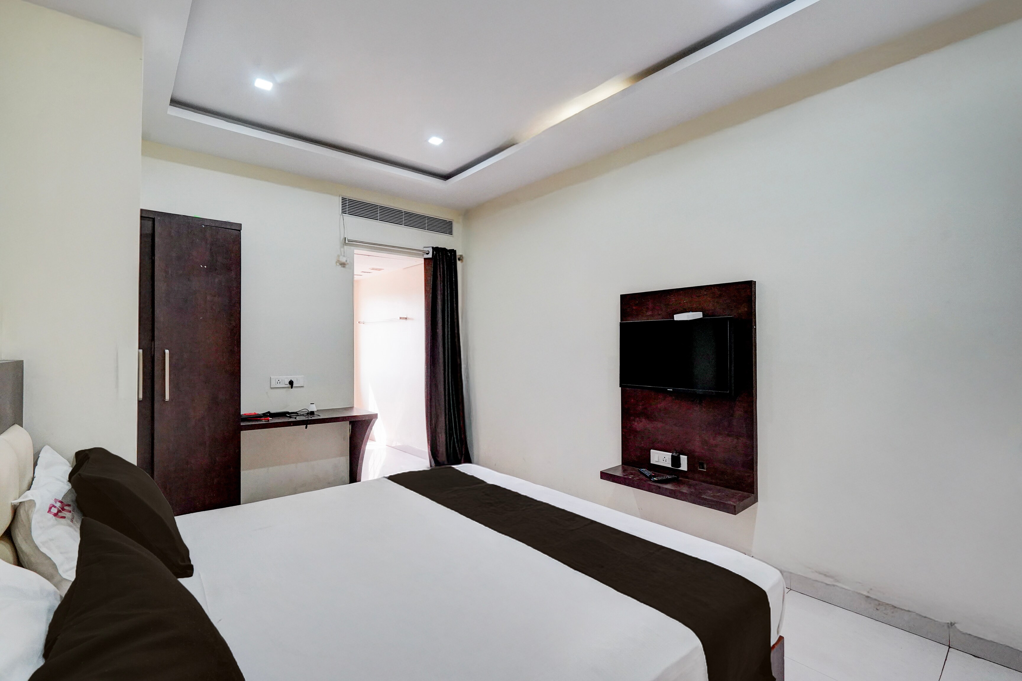 Townhouse Kanithi Road Formerly RR Function Hall Luxury Rooms - Tap to explore photos