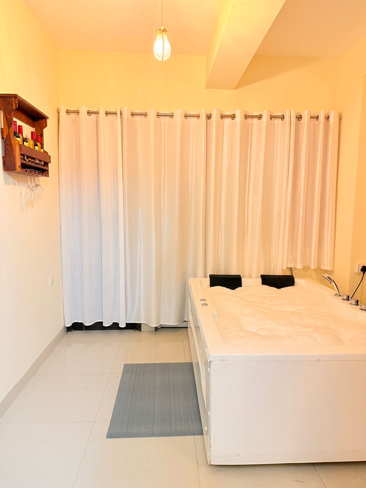Cayetana Private Jacuzzi Apartment with Balcony - Tap to explore photos