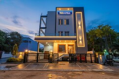 FabHotel AVS Grand And Banquets - 500m from Gomti Nagar Railway Station