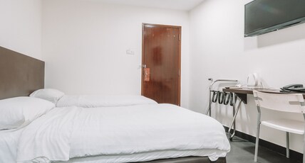 A Hotel Desker Room Type - Superior Twin (No Window)