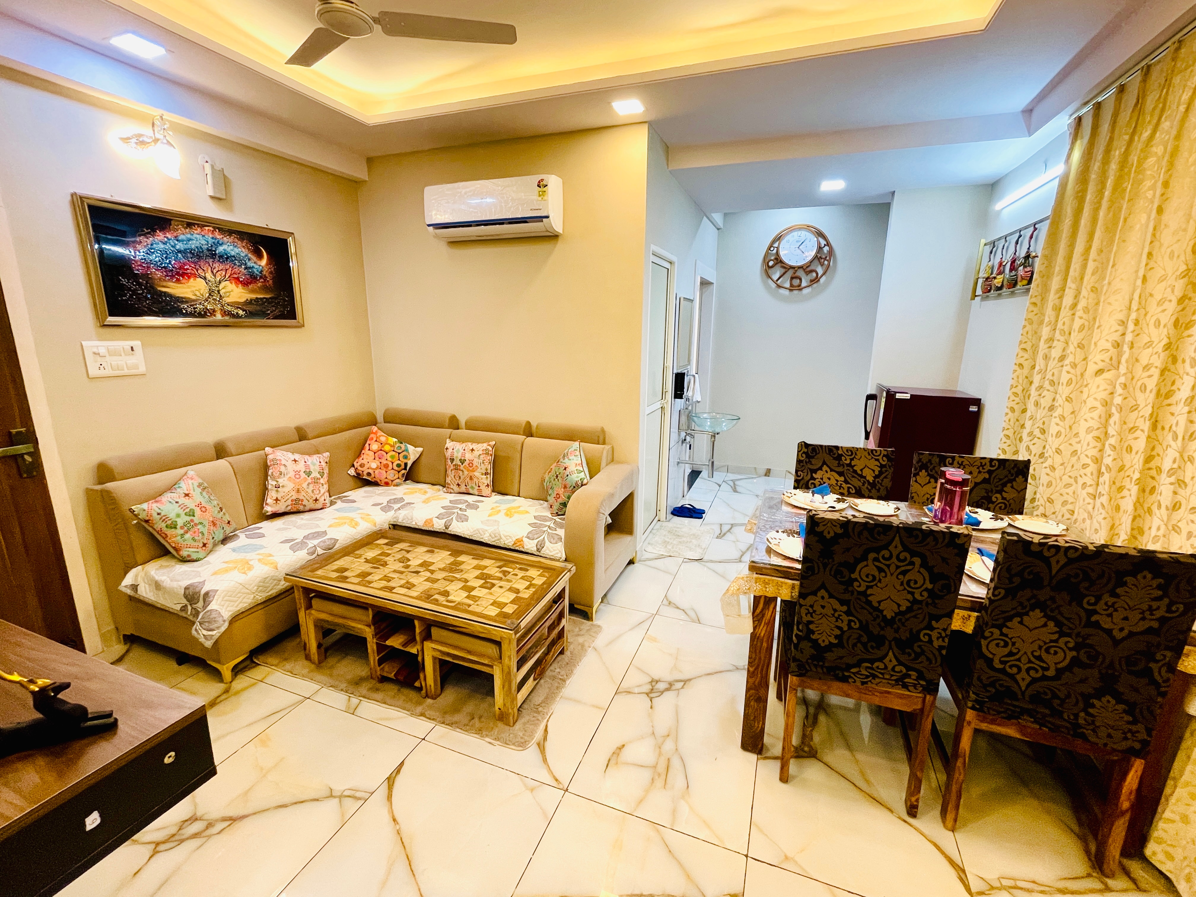 Airport Skylark Luxury Apartment - Tap to explore photos