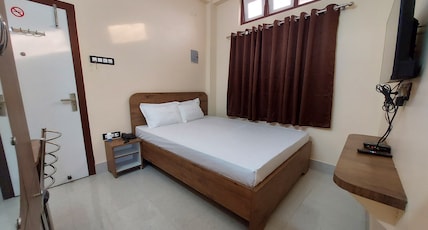 Hotel Hari Gayatri Regent Room Type - Deluxe Double Room Non AC