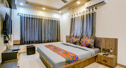 FabHotel Viva House - Talegaon Room Type - Suite Room with balcony