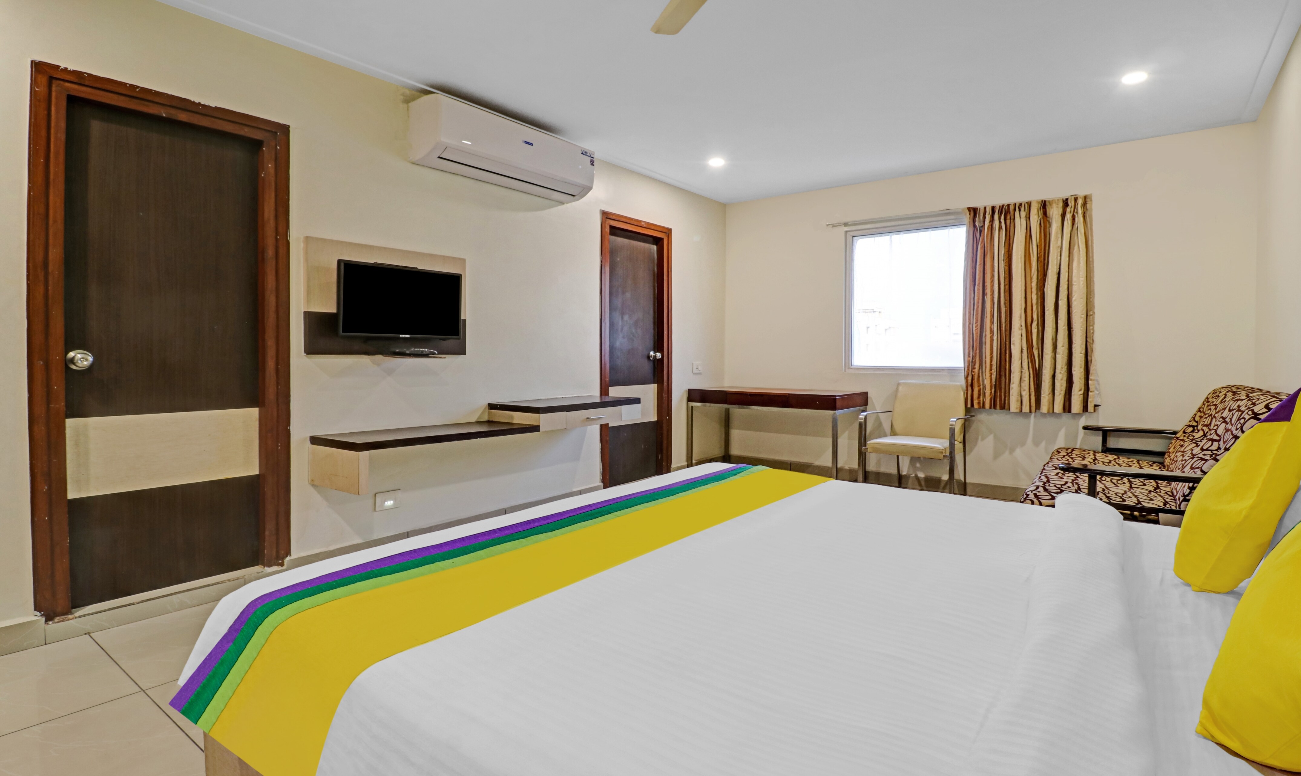 Itsy Hotels G Square - Tap to explore photos