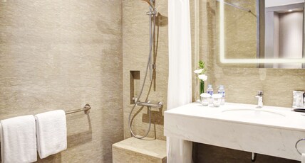 DoubleTree by Hilton Jakarta - Diponegoro Room Type - KING ACCESSIBLE GUEST ROOM