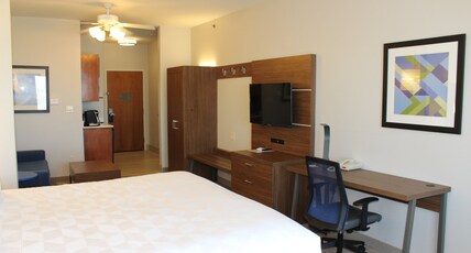 Holiday Inn Express Hotel & Suites Mansfield Room Type - 1 King Bed Suite Comm Access Tub
