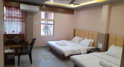Hotel Mayur Room Type - Deluxe Family Room (2 King Bed)