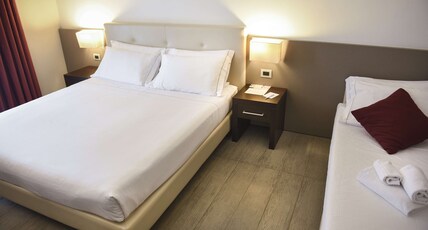 Best Western Plus Hotel Modena Resort Room Type - 1 King Bed, Non-Smoking, Single Sofabed, Comfort Room, 32 Inch Led Television, Patio Best Western Plus Hotel Modena Resort Room Type - 1 King Bed, Non-Smoking, Single Sofabed, Comfort Room, 32 Inch Led Television, Patio
