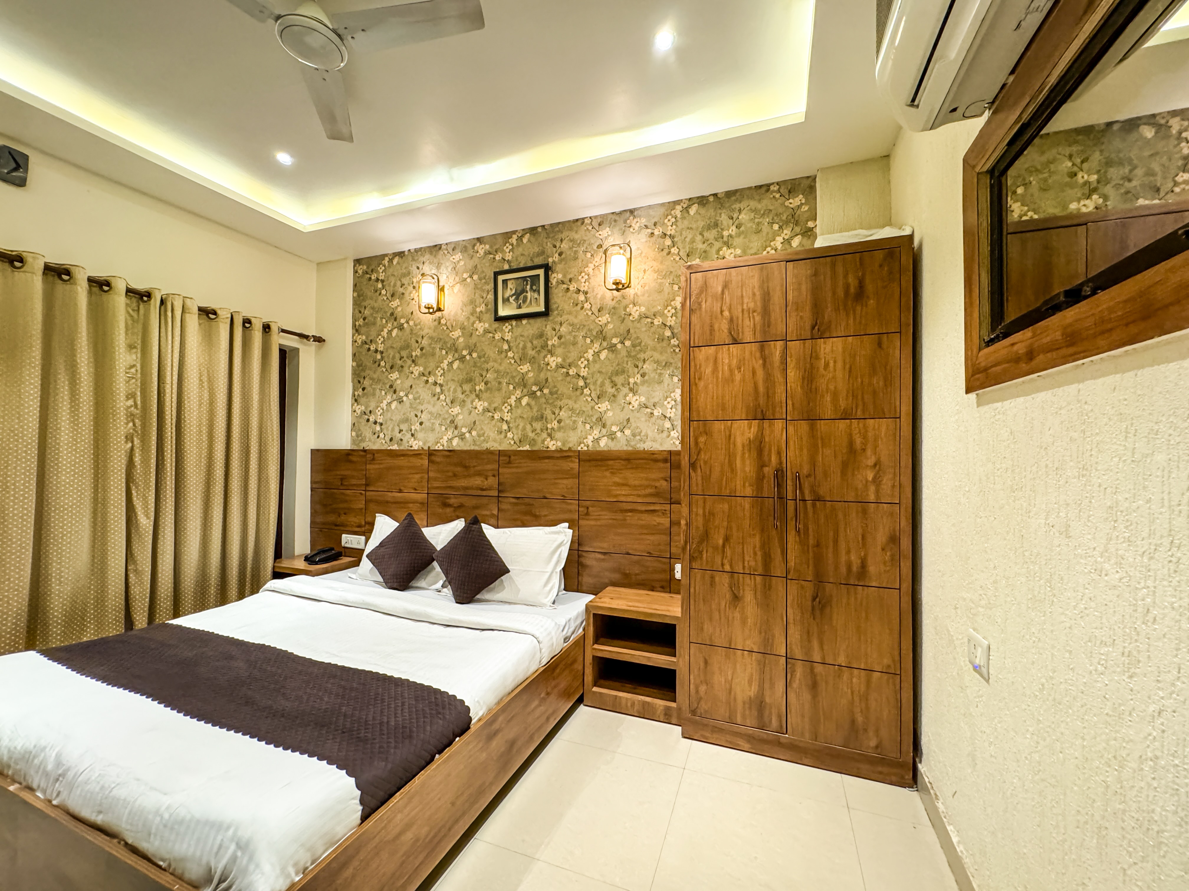 Hotel Nirvana Palace Near Parmarth Niketan - Tap to explore photos