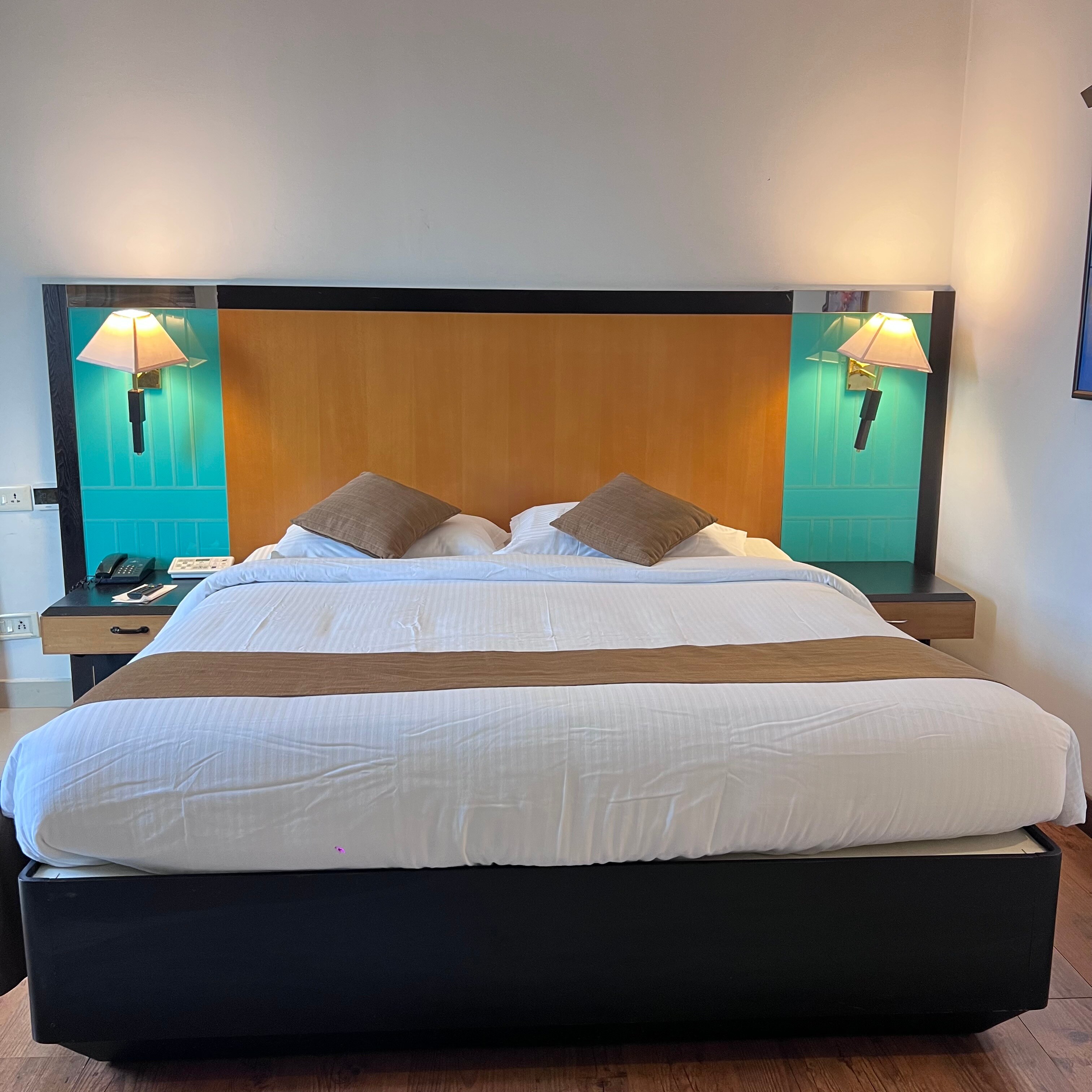 Mercy Luxury Business Hotel - Tap to explore photos