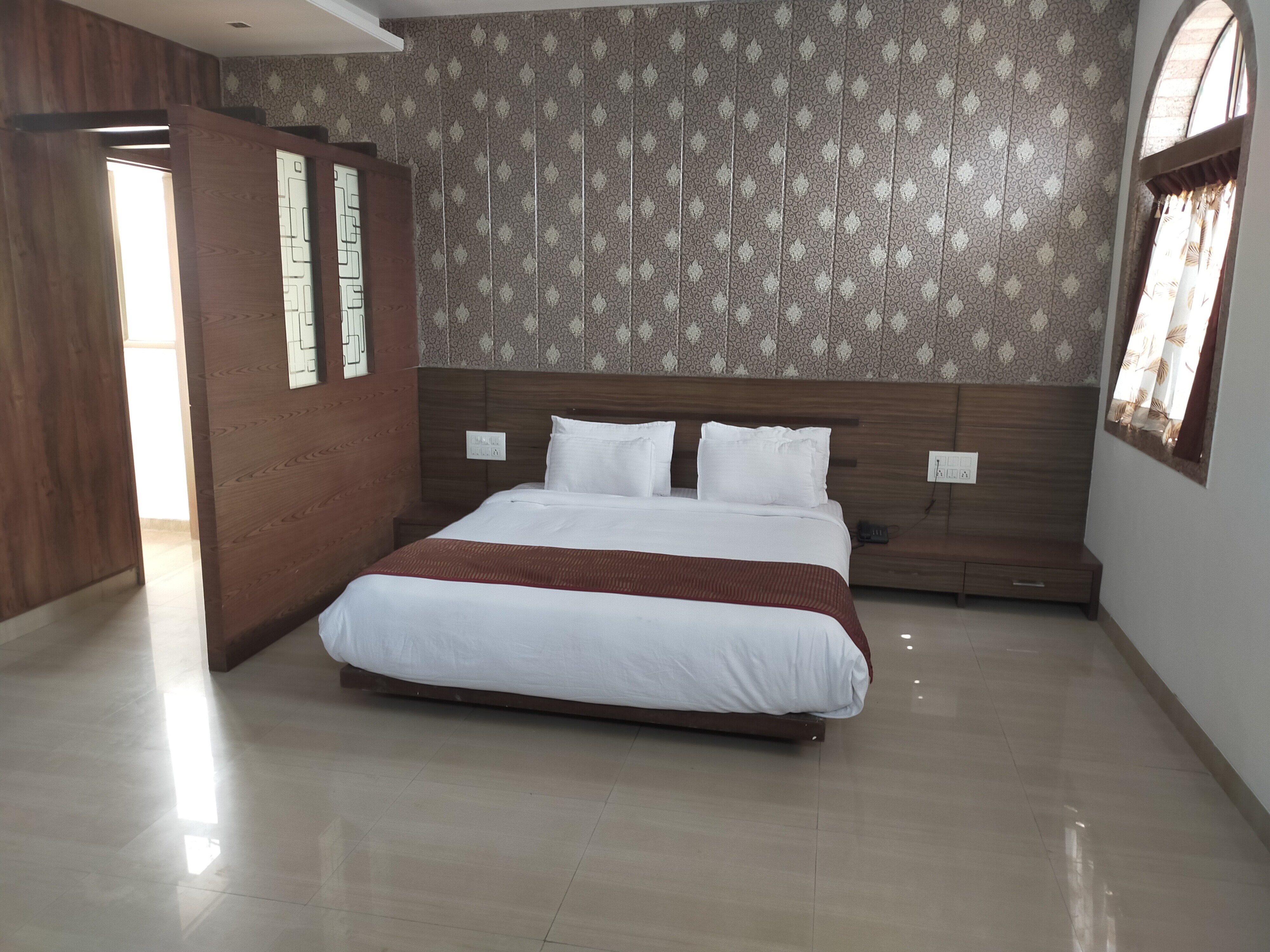 Hotel Vir Sai - Tap to explore photos