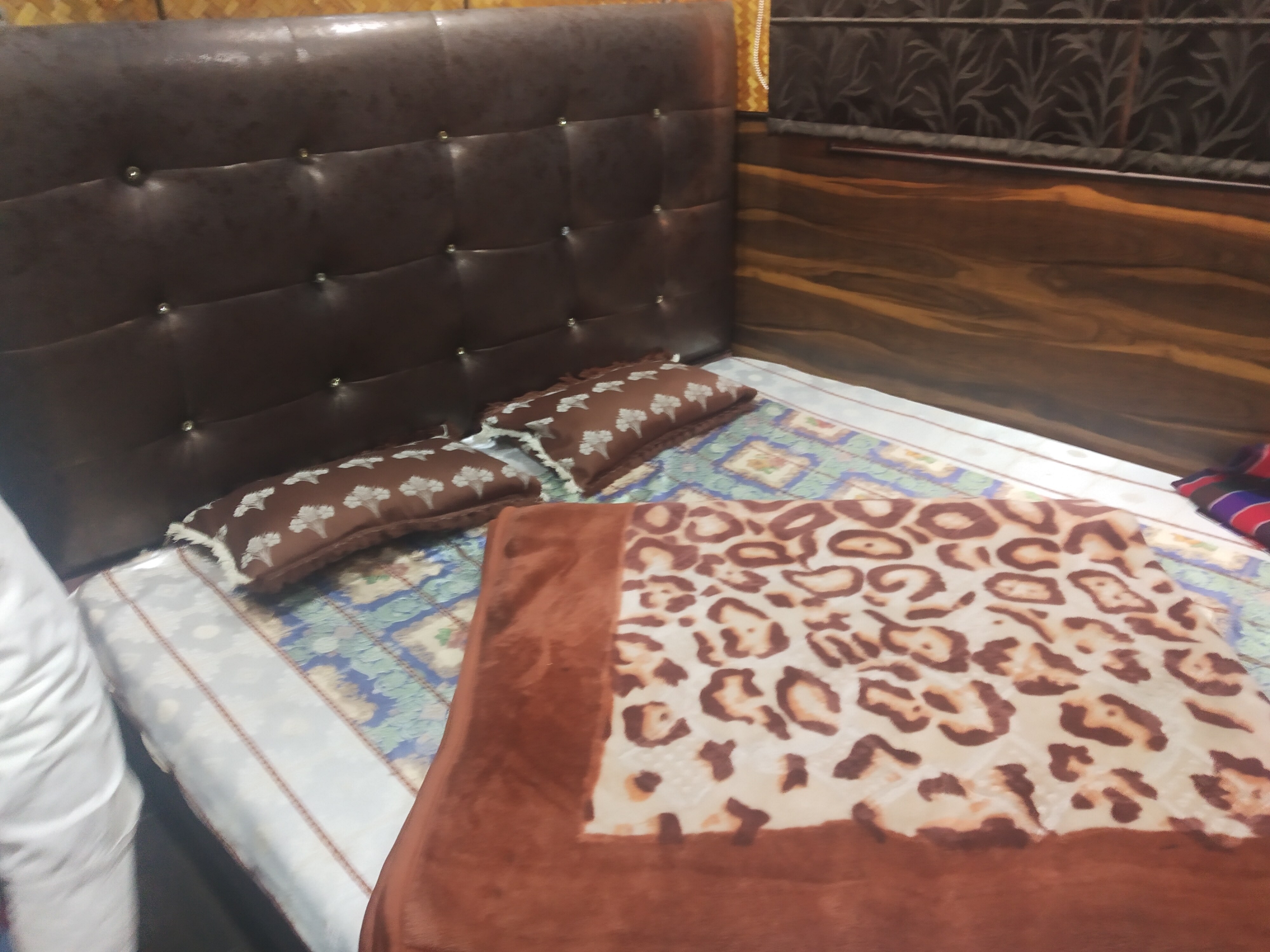 Ram's Ratna Guest House - Tap to explore photos