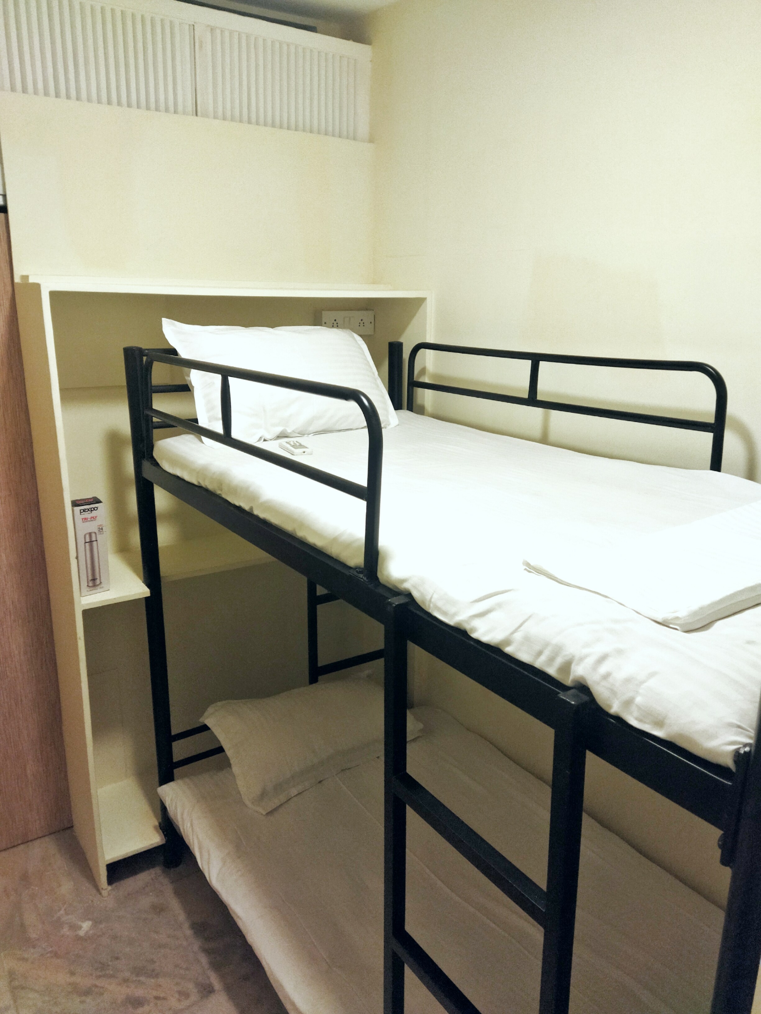 Cozy Ac Double Lemon Room Mumbai Nr Metro Stations - Tap to explore photos