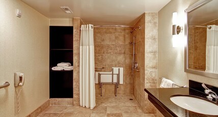 DoubleTree by Hilton Pleasanton at The Club Room Type - 1 KING MOB HEAR ACC RI-SHW