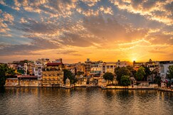 Nayee Haveli by Venice View| Lake view hostel.