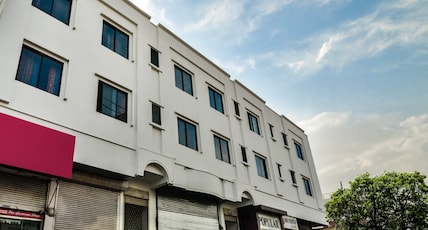 Hotel Soft Petals Room Type - Deluxe Room