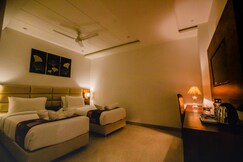 HOTEL TEN SQUARE (5 Minutes from The Taj Mahal)