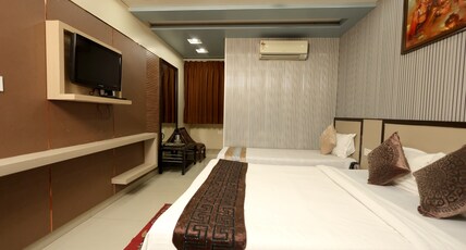 Hotel Jinendra Palace Room Type - Classic Triple Bed Room