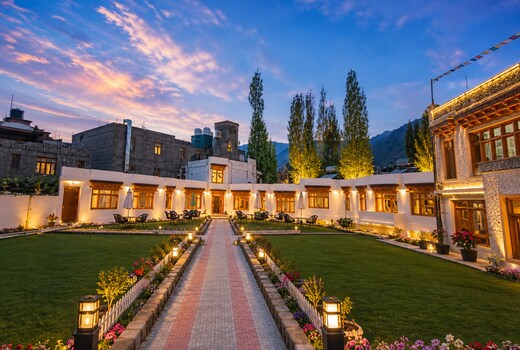 Kurja Garden | Rooms & Restaurent