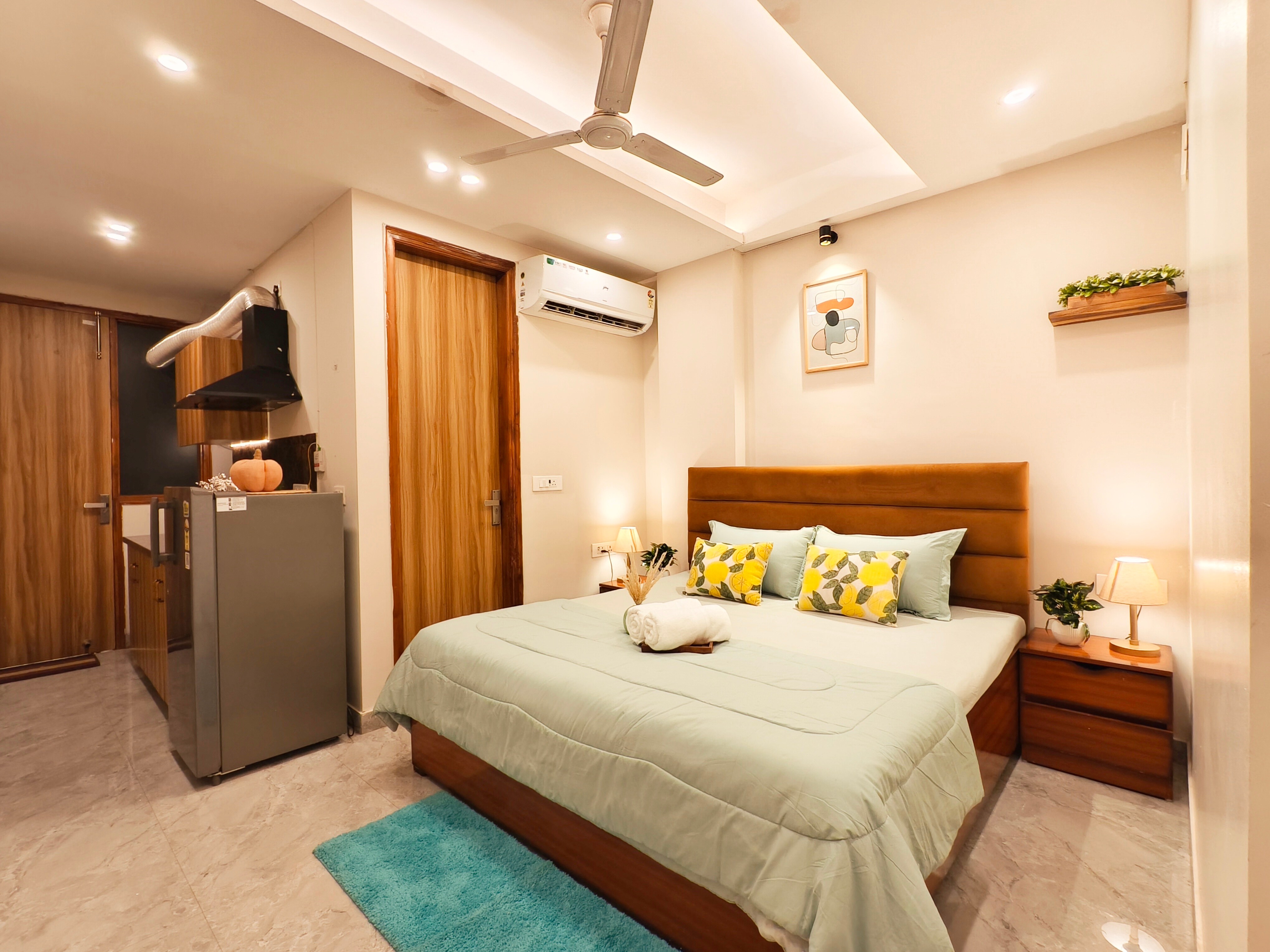 The Cozy Monks Golf Course Rd 1BHK Near Metro - Tap to explore photos