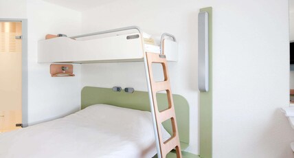 ibis budget Poitiers Sud Room Type - TRIPLE - Room with a large bed and a bunk bed