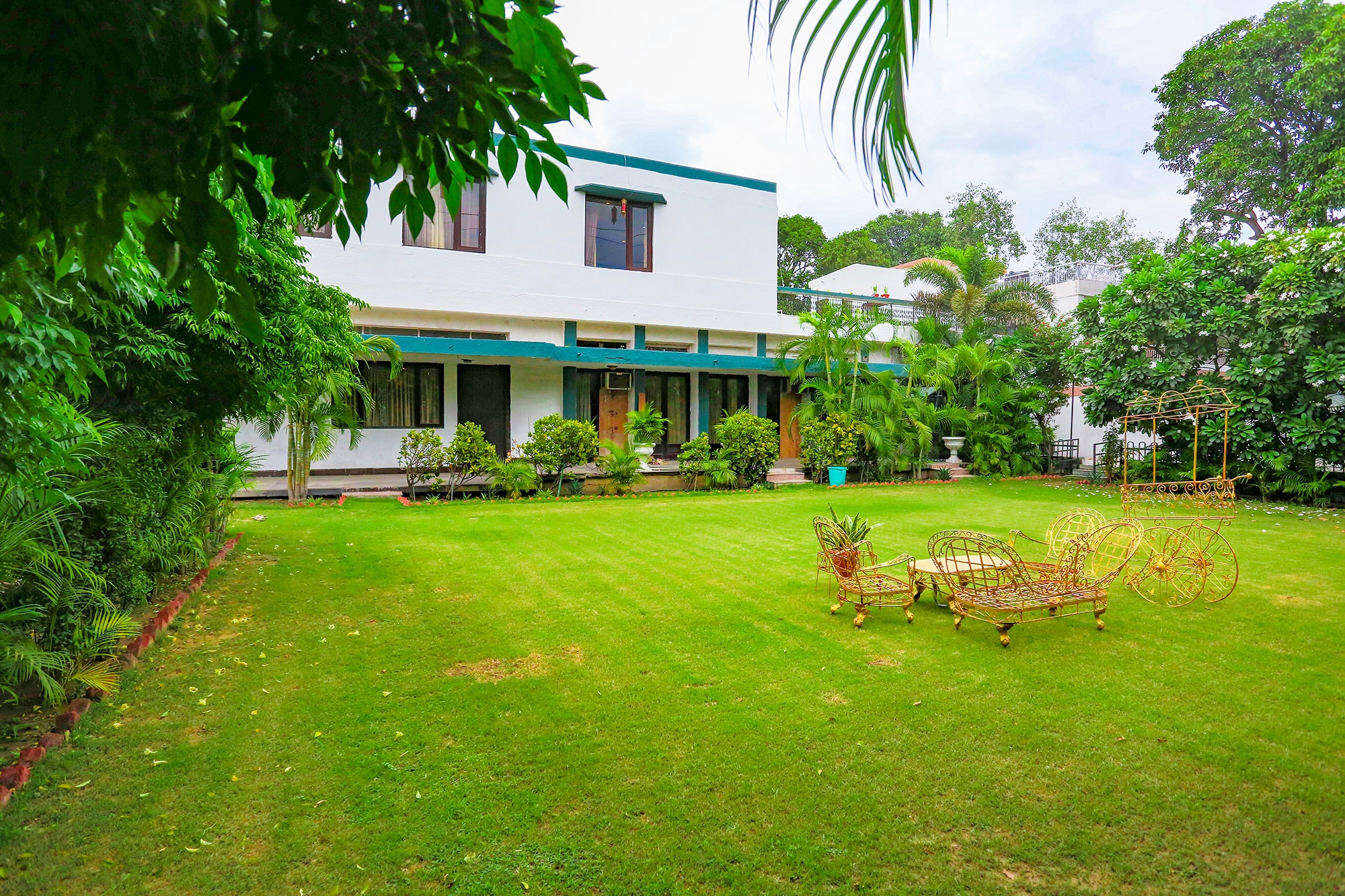 FabHotel Pulse Impulse - Tap to explore photos