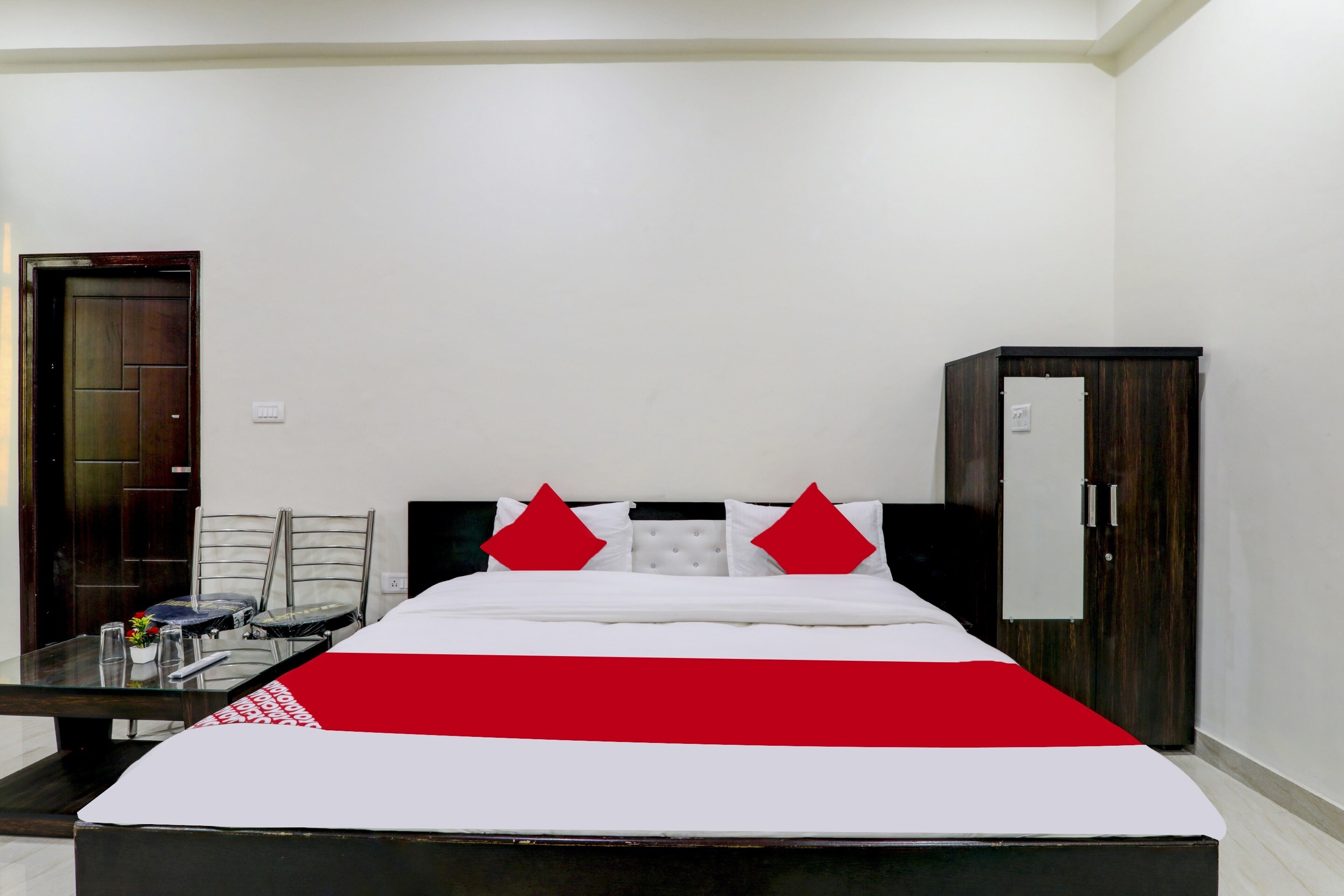 Hotel O Roister Inn Near Gomti Riverfront Park - Tap to explore photos