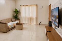 306 - Stylish 2BHK by Everloft | Balcony & Comfort