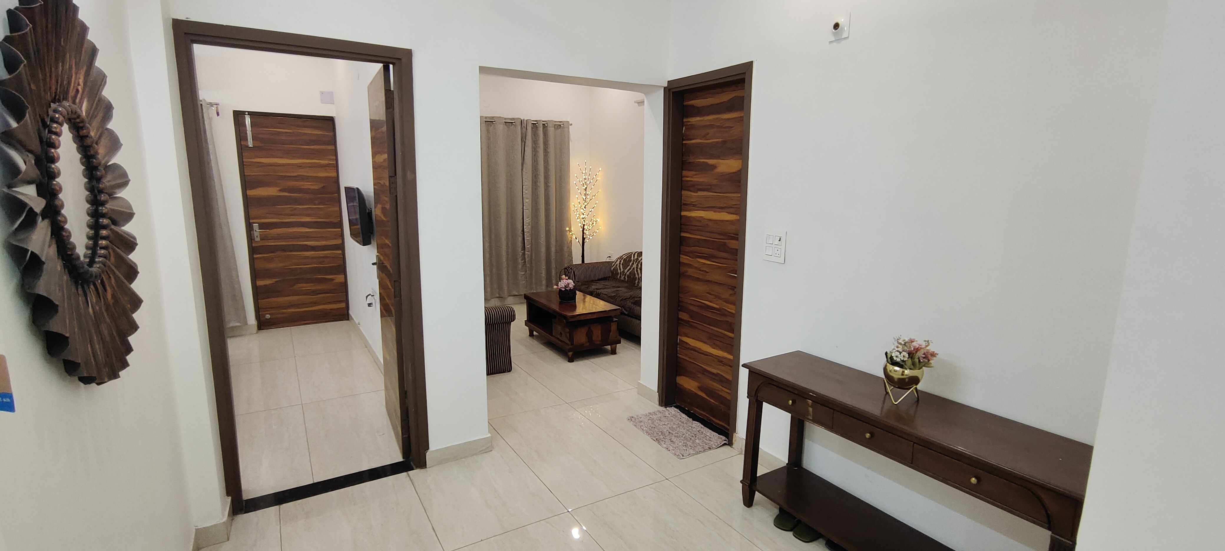 Sapphire Luxurious 3 BHK Near Lake and Golf Course - Tap to explore photos