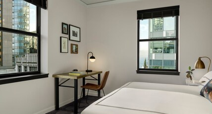 Kimpton Palladian Hotel, an IHG hotel Room Type - 1 King Suite Mobility Accessible Tub Roll in Shower