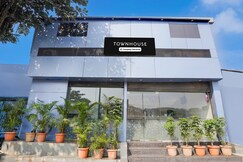 Super Townhouse LBS Road BKC Formerly Royal Palace