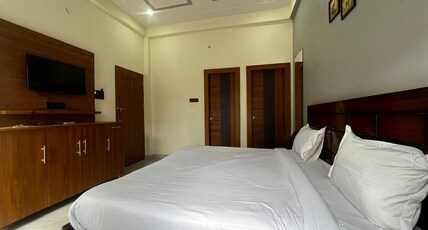 AG Saryu Stay | The Premium Stay Room Type - Deluxe Double Room 2
