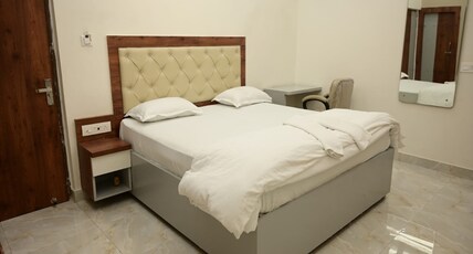 Hotel Aastha & Banquets Room Type - Deluxe Double Room