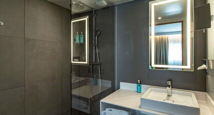 Novotel Paris 14 Porte d'Orleans Room Type - Superior room-Queen-sized bed