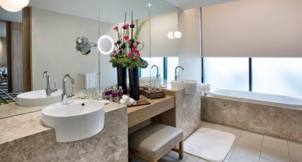 Crowne Plaza Changi Airport Room Type - 1 King Junior Suite Lounge Access