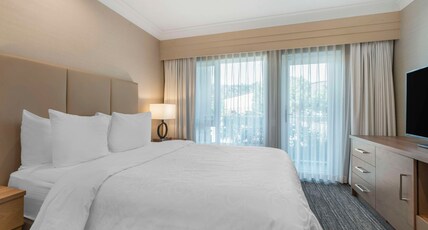 Best Western Plus Kelowna Hotel & Suites Room Type - Accessible - 1 Queen, Mobility Accessible, Communication Assistance, Bathtub, Work Desk, Mini Fridge Best Western Plus Kelowna Hotel & Suites Room Type - Accessible - 1 Queen, Mobility Accessible, Communication Assistance, Bathtub, Work Desk, Mini Fridge