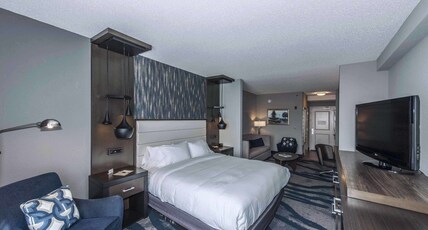 DoubleTree by Hilton North Charleston - Convention Center Room Type - 1 KING MOB HEAR ACC W TUB