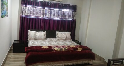 Luna homestay Room Type - DELUXE QUEEN AC ROOM (Private Bathroom)
