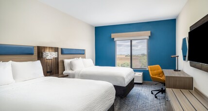 Holiday Inn Express & Suites PRATT Room Type - 2 Queen Beds Suite Mobil Access Tub
