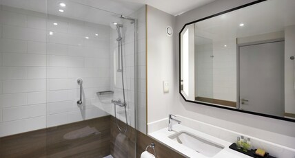 Hilton Cobham Room Type - DELUXE KING GUEST ROOM