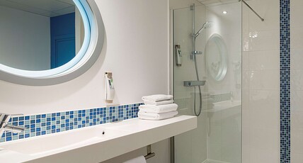 IBIS STYLES STRASBOURG AVE RHIN Room Type - Superior Room with a double bed, sofa and desk IBIS STYLES STRASBOURG AVE RHIN Room Type - Superior Room with a double bed, sofa and desk