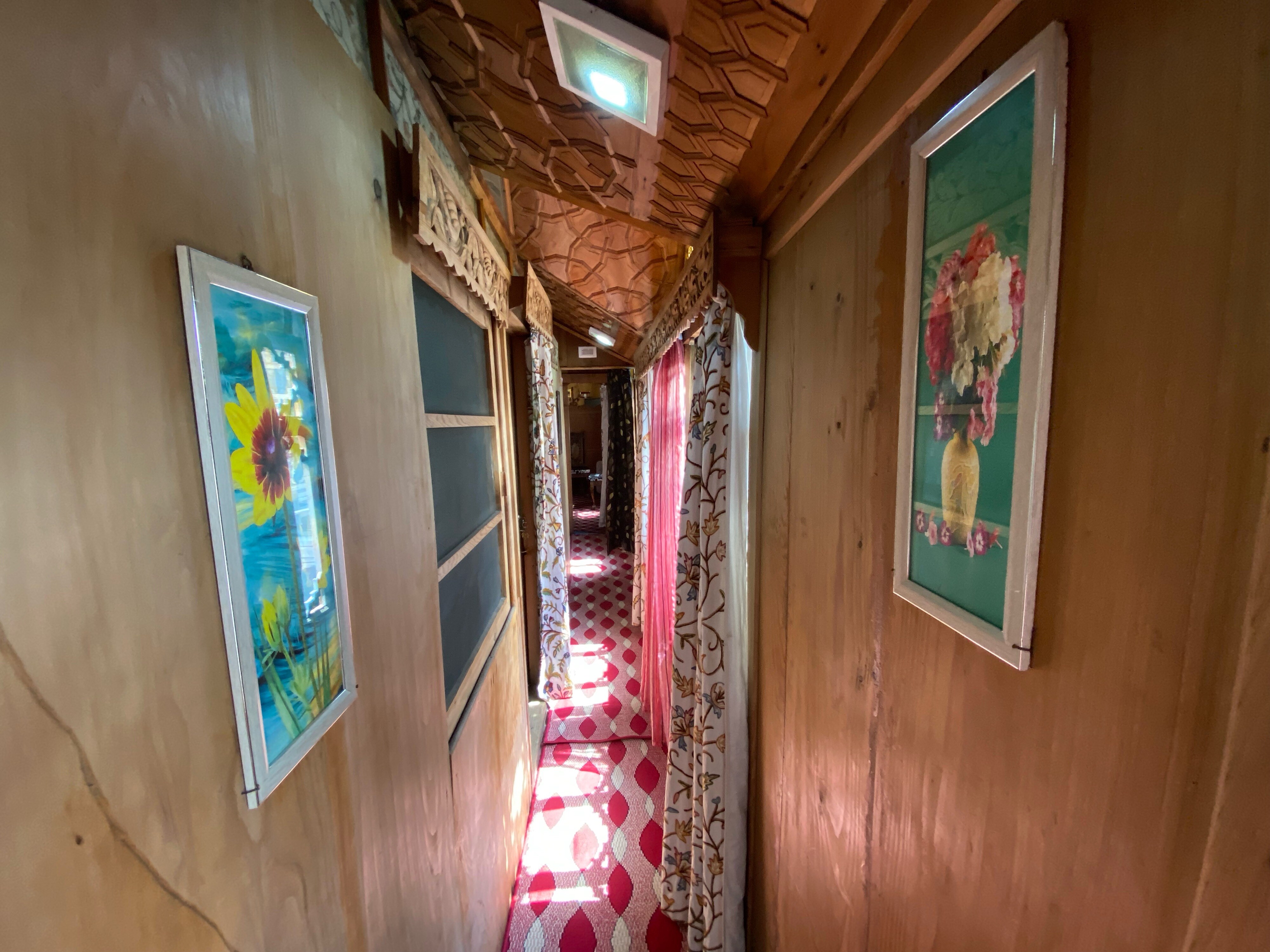 Hollywood Group Of Houseboat - Dal Lake - Tap to explore photos