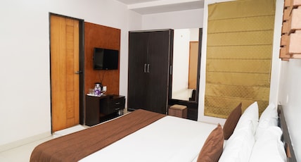 Hotel Yash Regency Room Type - Deluxe Room Hotel Yash Regency Room Type - Deluxe Room