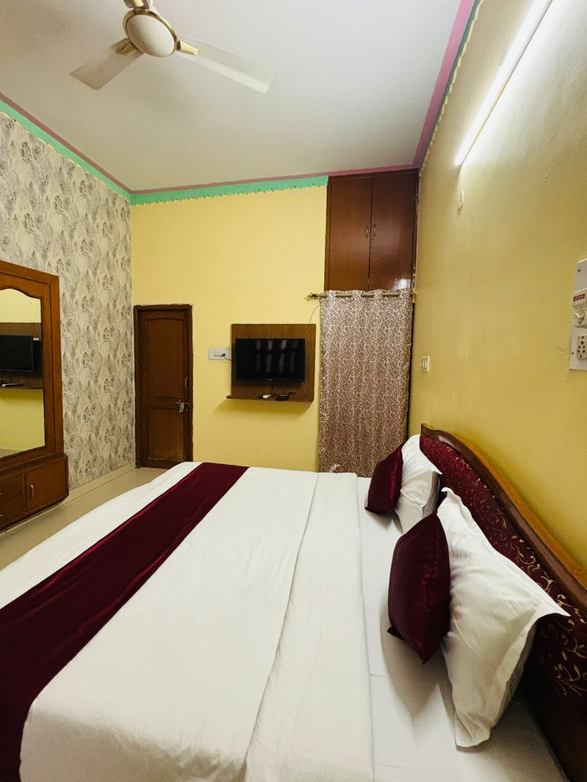 Raaj Guest House - Tap to explore photos