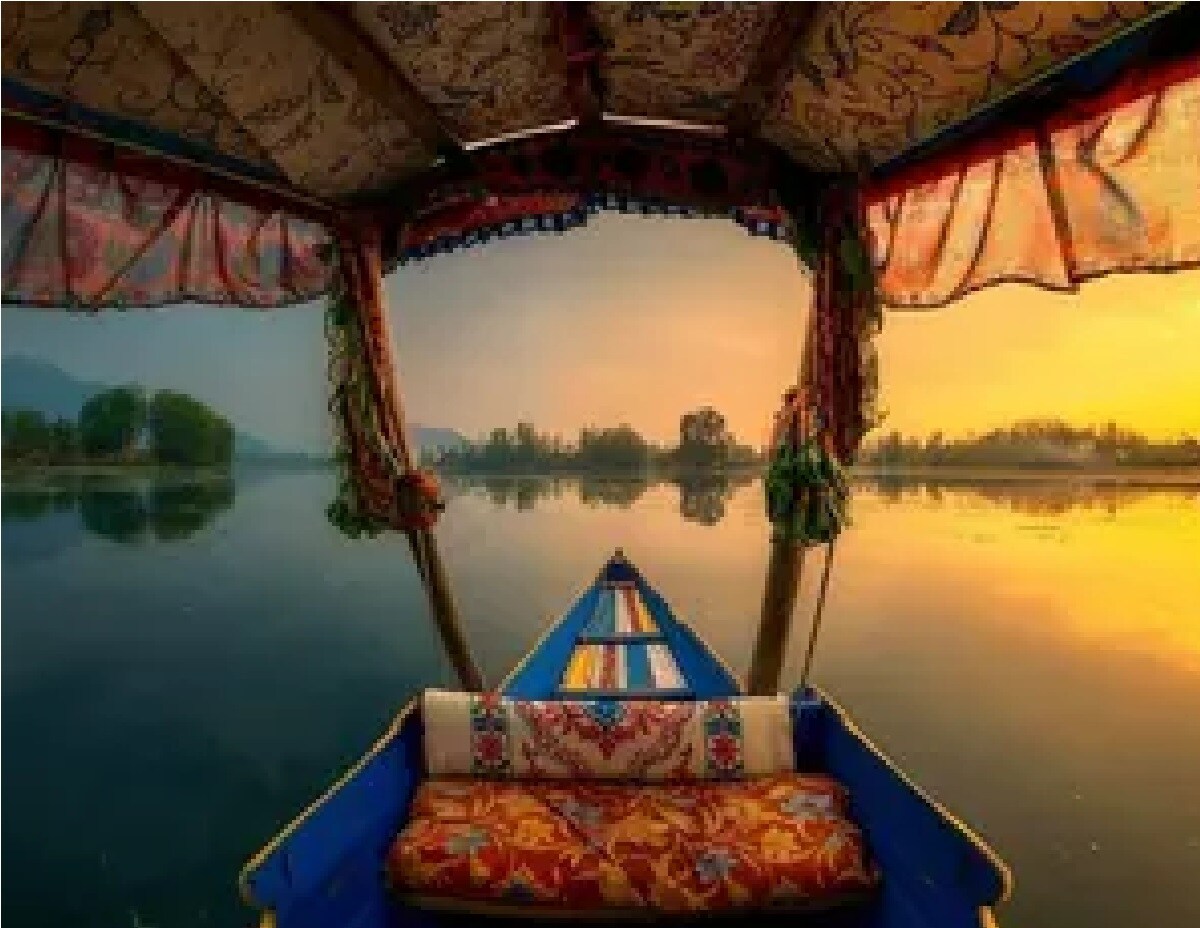 Houseboat Floating Palace - Tap to explore photos