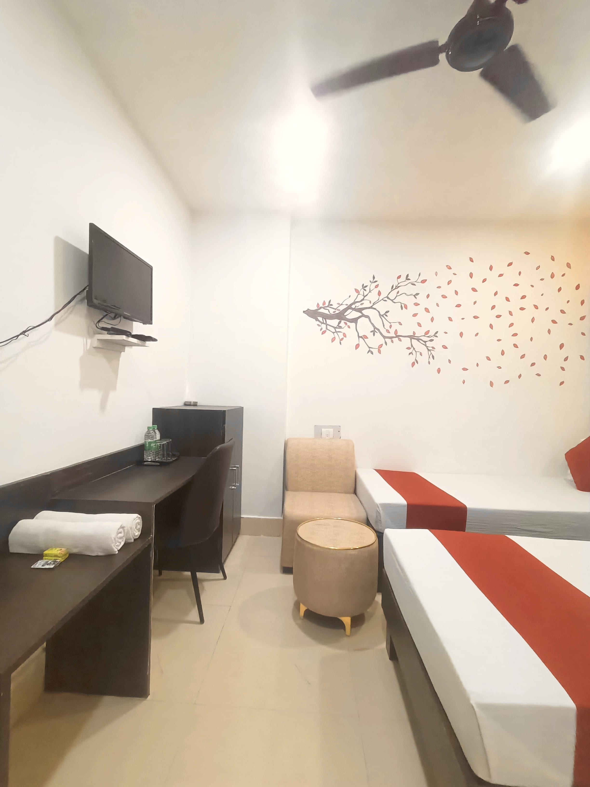 HOTEL EXECUTIVE INN - Tap to explore photos