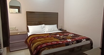 Hotel Nakshatra Room Type - Deluxe Room AC 4 BED Hotel Nakshatra Room Type - Deluxe Room AC 4 BED