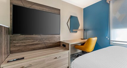  Holiday Inn Express Pittsburgh E - Waterfront Dr, an IHG Hotel Room Type - 1 King Bed Standard