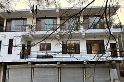 Giri River Side View Stay & cafe